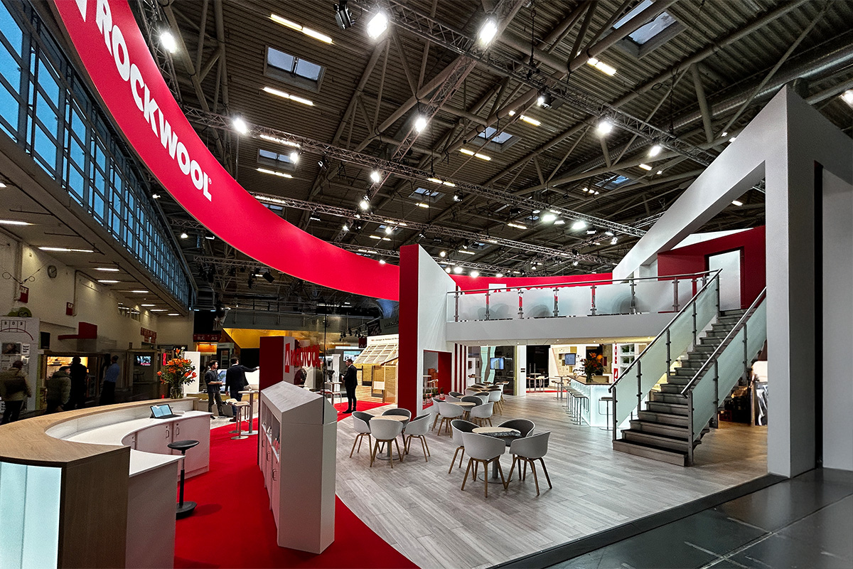 Messestand ROCKWOOL mit LED-Wand, Rigging und Medientechnik – Veranstaltungstechnik von müllermusic auf 370 Quadratmetern