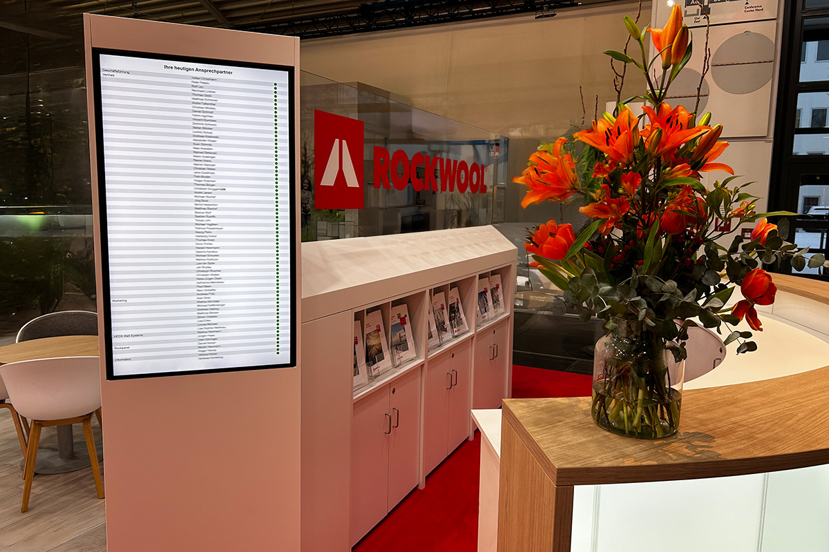 Digitale Anwesenheitstafel vom ROCKWOOL-Messestand mit Technik von müllermusic 
