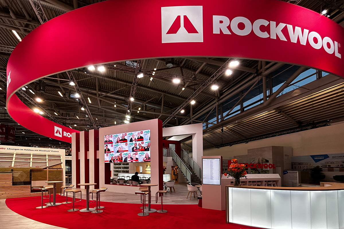 Messestand mit LED-Wand mit wechselnden Fotobox-Inhalten und Imagefilmen beim ROCKWOOL-Messestand