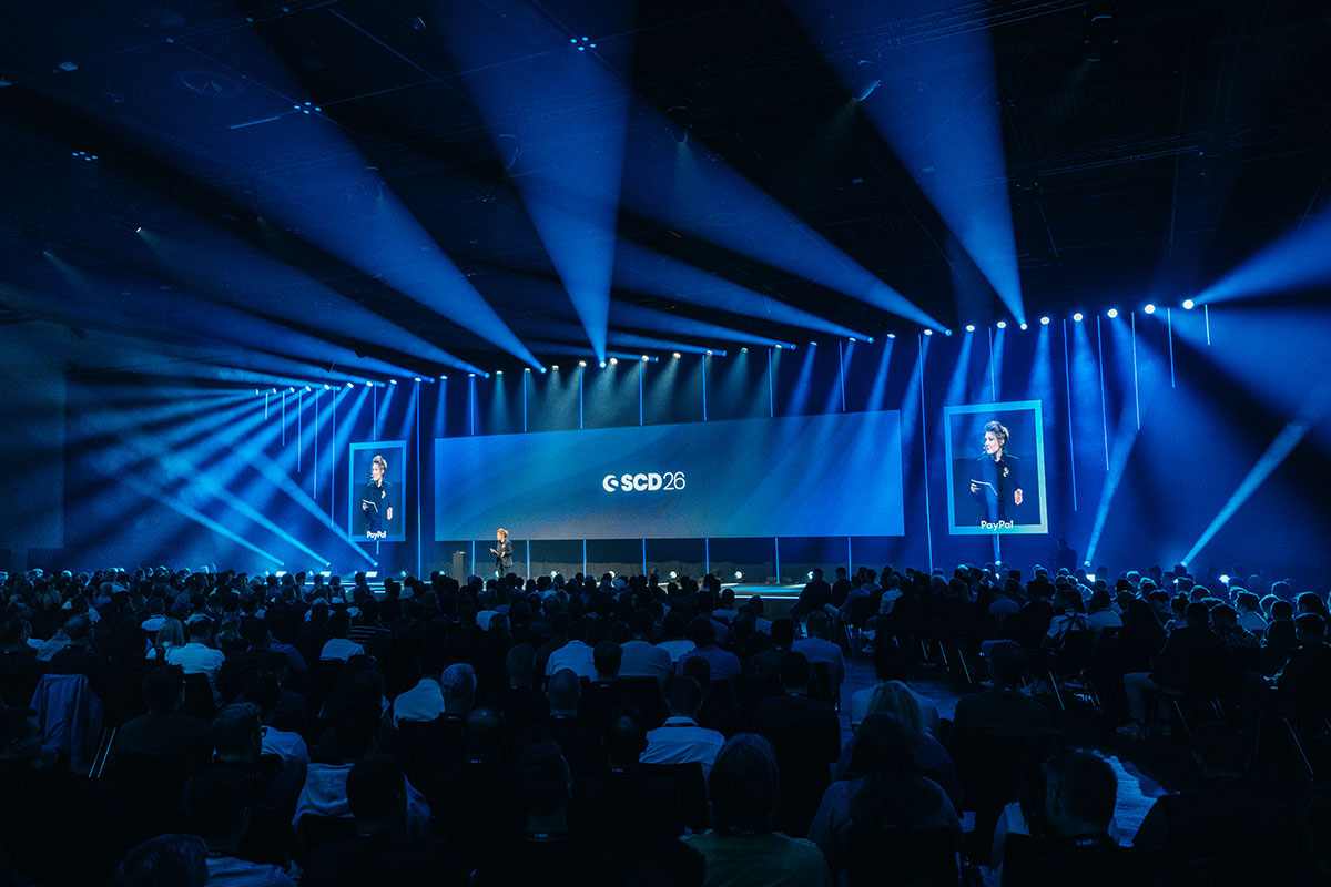 Große LED-Bühne mit Lichtinszenierung und Publikum beim Shopware Community Day im Confex Köln, technisch umgesetzt von müllermusic Veranstaltungstechnik.