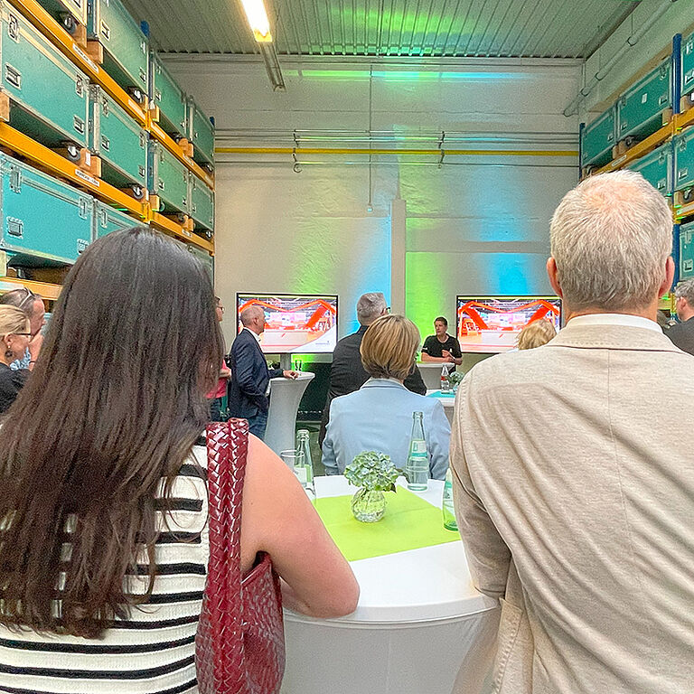 Personengruppe in der Lagerhalle bei müllermusic