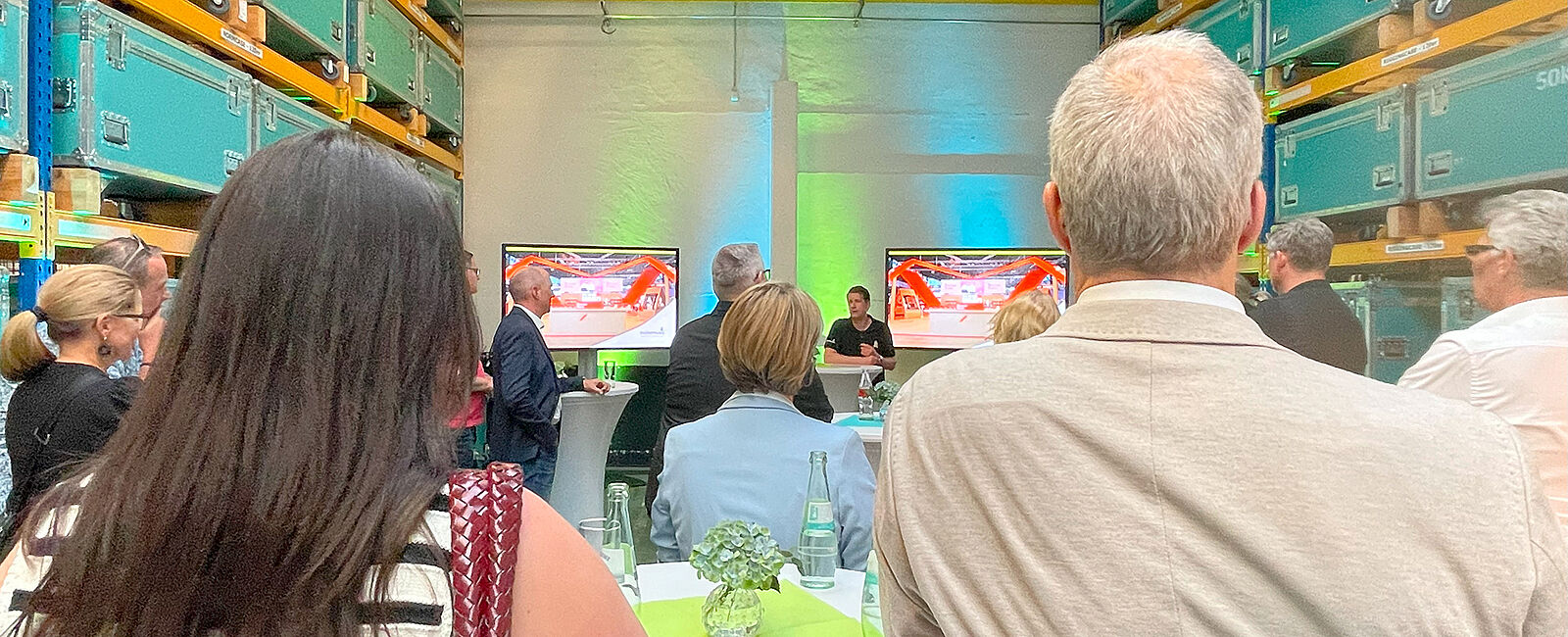 Kölner UnternehmerInnen in der Lagerhalle bei müllermusic